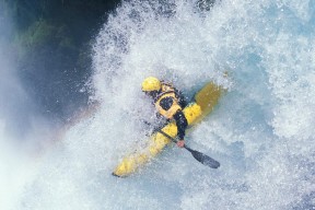 中国足球俱乐部支持球员多维兴趣发展方向，对中国足球俱乐部改为中性名称现象分析